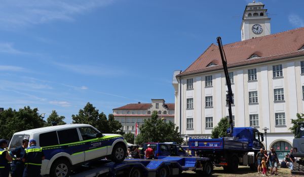 Ein THW-Auto wir auf einem Anhänger aufgeladen.