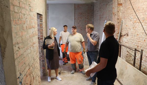 Fünf Personen auf einer Baustelle.