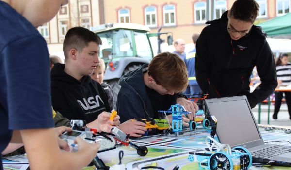 Jugendliche experimentieren mit Technikbausets.