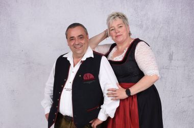 Ein Mann und eine Frau in Tracht.