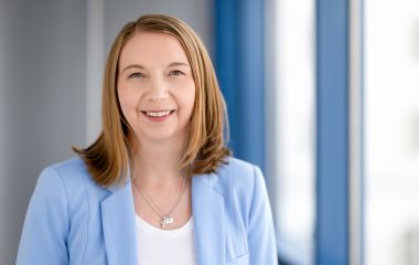 Eine Frau steht vor einem Fenster. Es ist die Sachgebietsleiterin Kultur & Märkte: Cornelia Brückner.