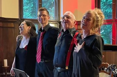 Zwei Frauen und zwei Männer stehen in einer Reihe nebeneinander. Es ist die Gruppe 4Klang.