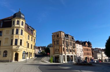 Eine Häuserreihe in der Altstadt Sonneberg. Eine Straße verläuft zwischen den Häusern.