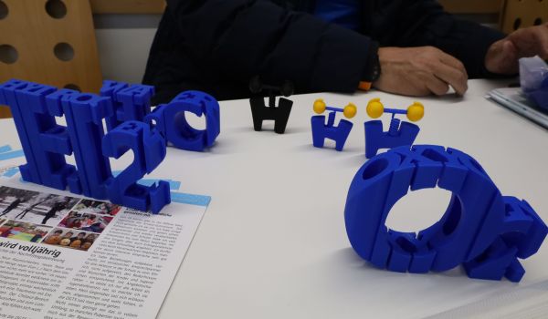 Blaue Objekte aus dem 3D-Drucker.