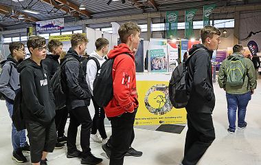 Schüler laufen durch die Messehalle.