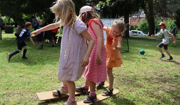 Drei Mädchen spielen.