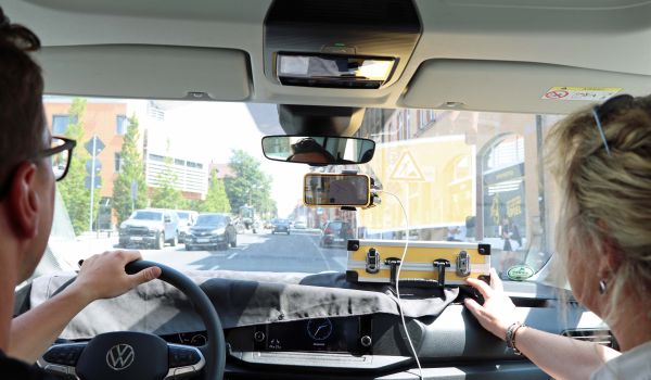 Ein Mann und eine Frau fahren mit einem Auto.