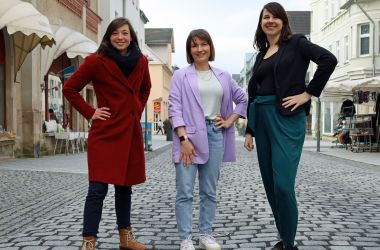 Drei Frauen stehen in der Fußgängerzone der Stadt Sonneberg.