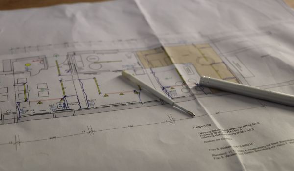 Ein Bauplan auf einem Tisch.