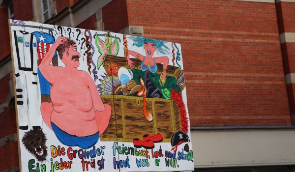 Ein bunt bemaltes Schild.