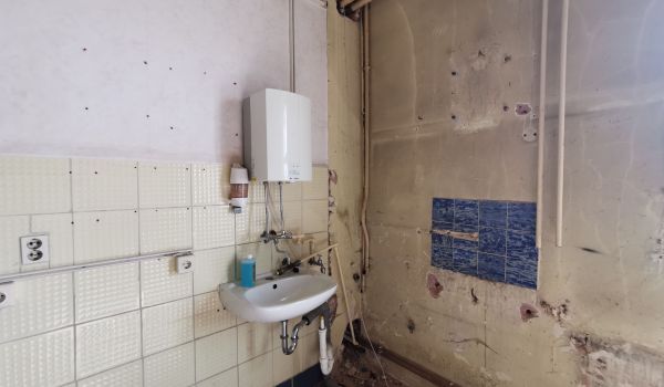 Eine Baustelle in einem Gebäude.