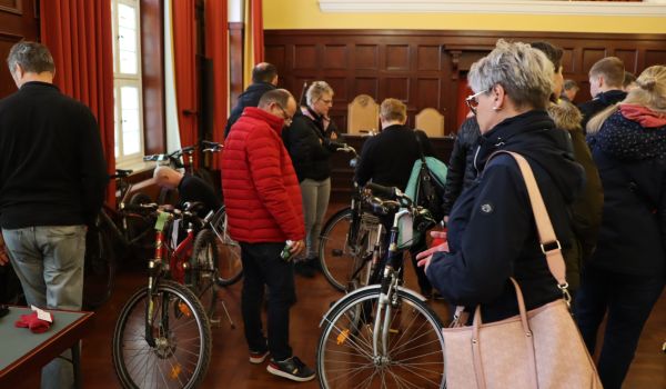 Fundsachen-Versteigerung im Sonneberger Rathaus.