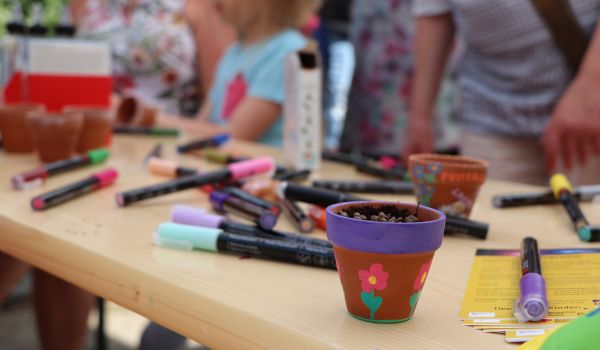 Auf einem Tisch liegen Bastelsachen.