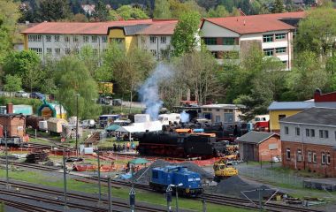 Ein Bahngelände mit alten Loks und Gleisen.