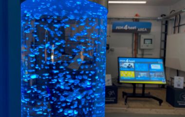 Eine blau beleuchtete Säule mit Luftblasen darin.