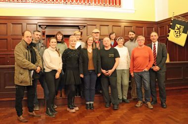 Mehrere Personen stehen versetzt in zwei Reihen nebeneinander. Rechts außen steht der 1. Beigeordnete Christian Dressel.