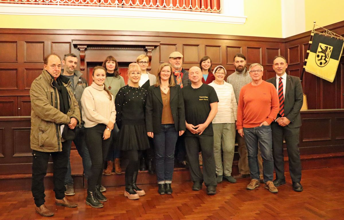 Mehrere Personen stehen versetzt in zwei Reihen nebeneinander. Rechts außen steht der 1. Beigeordnete Christian Dressel.