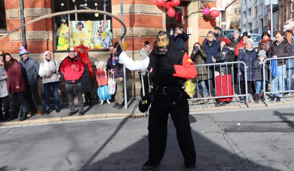 Ein kostümierter Mann schwingt ein Seil.