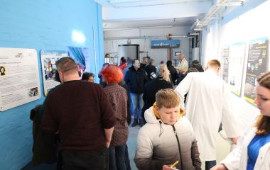 Viele Menschen sehen sich die Ausstellung an.