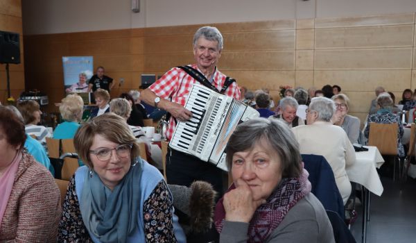 Ein spielt auf einem Akkordeon.