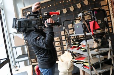 Ein Mann filmt mit einer großen Kamera in der Werkstatt des Weihnachtsmannes in Sonneberg.