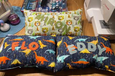 Auf einem Tisch liegen bunte Kissen.