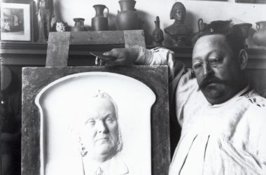 Porträt von Reinhard Möller mit Büste. Repro: Stadtarchiv Sonneberg