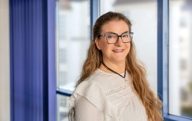 Das Bild zeigt ein Portrait von Frau Schmitt, Sekretariat Stadtbauamt