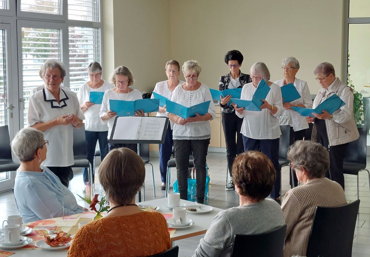 Ein Chor singt in der Wolke 14 vor Publikum.