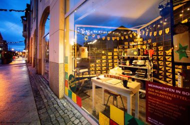 In einem Geschäft ist die Werkstatt des Weihnachtsmann es aufgebaut.