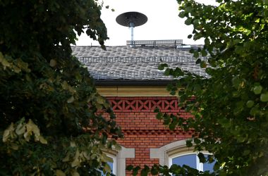 Eine Sirenenanlage auf dem Dach eines Gebäudes.