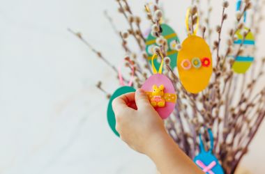 Anhänger an Osterstrauch / Foto: iStock, lithiumcloud