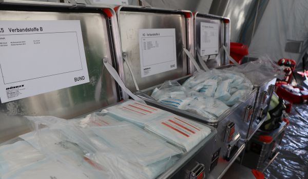 Metallkisten mit Verbandsmaterial stehen nebeneinader.