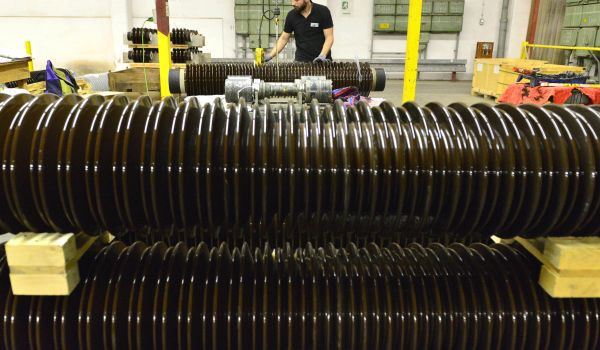 Ein Mitarbeiter in der Produktion der EKS.