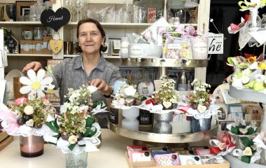 Hier gibt es was glücklich macht: Schokoladen, Geschenke, Dekoration. (Foto: Carl-Heinz Zitzmann)
