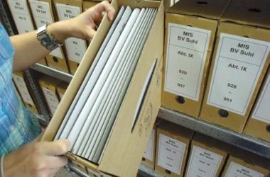 Ausheben einer Akte im Magazin des Stasi-Unterlagen-Archivs Suhl. Quelle: BStU