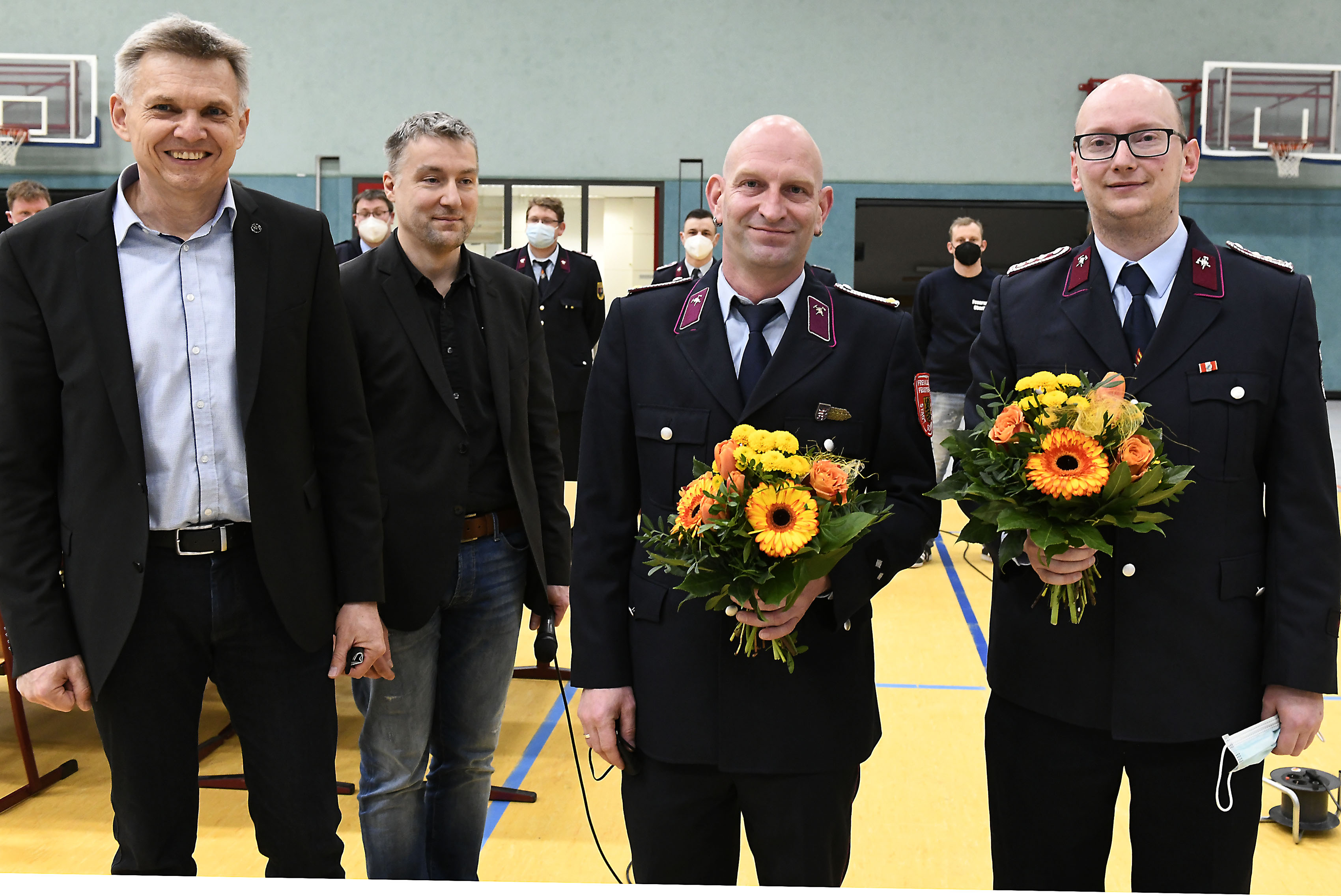 Bürgermeister Dr. Heiko Voigt und Wahlleiter Michael Kraus gratulieren dem neu gewählten Stadtbrandmeister Andreas Hartwig und seinem neuen zweiten Stellvertreter Marcel Truthän (von links nach rechts). Foto: Carl-Heinz Zitzmann