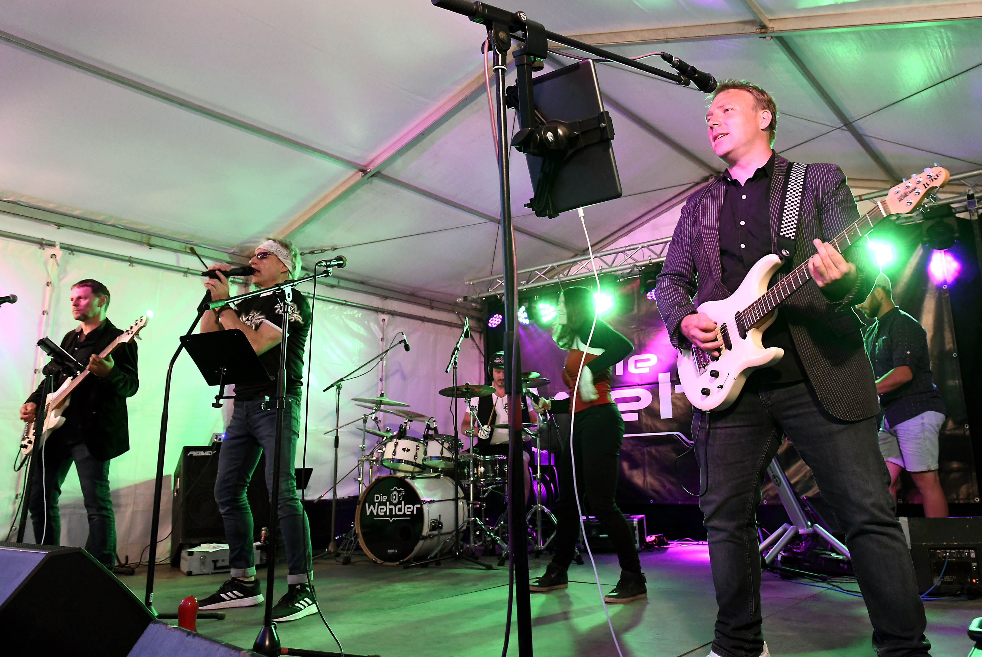 Eine Band spielt auf einer Bühne.