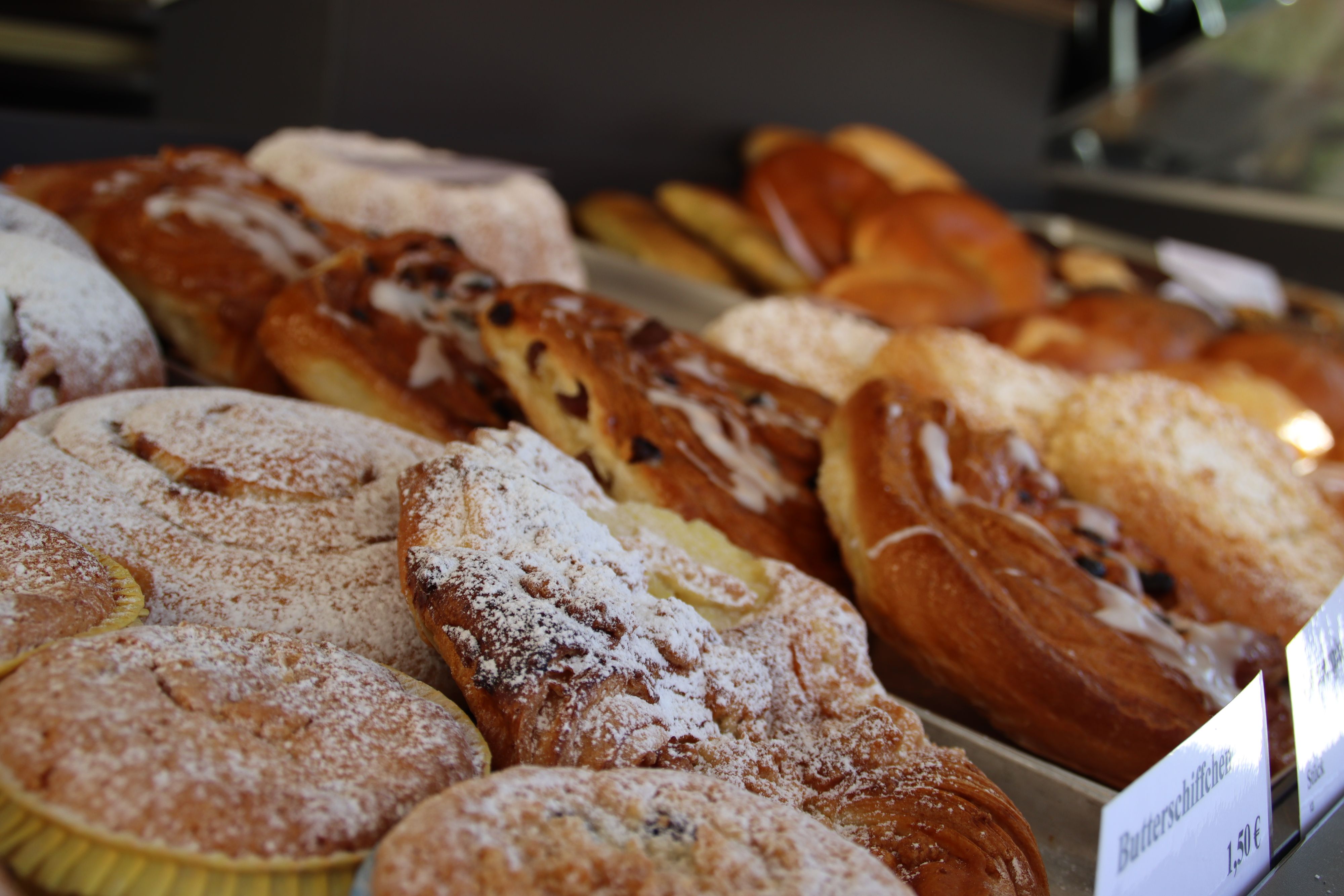 Auf einer Verkaufstheke liegt süßes Gepäck.