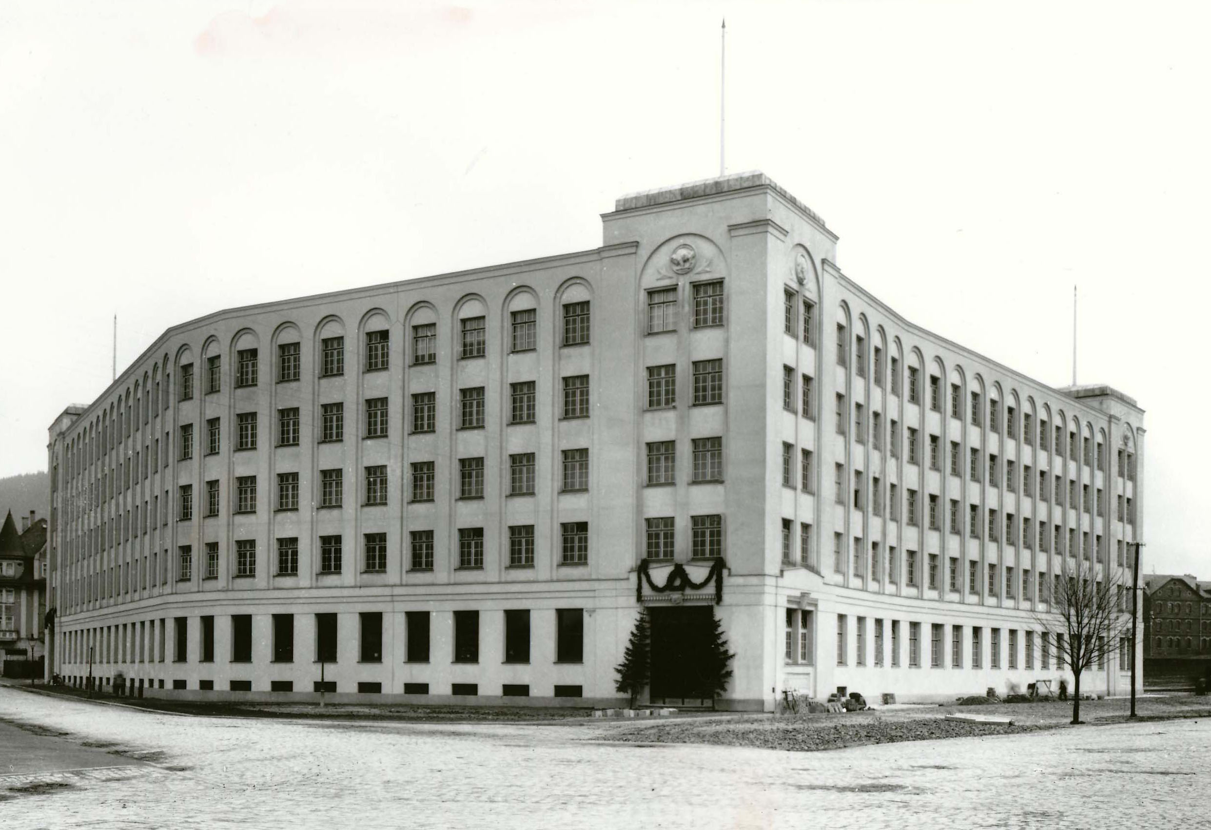 Schwarz-weiß: Ein großes Gebäude mit vielen Fenstern.