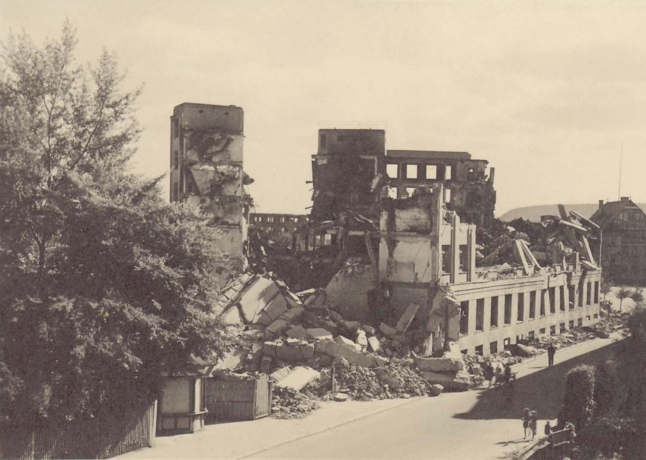 Schwarz-weiß: Ein eingerissenes Gebäude.