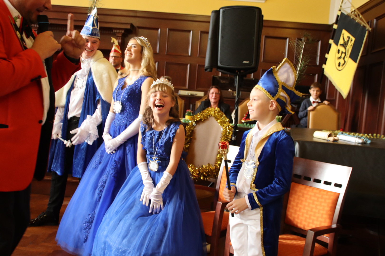 Das Prinzenpaar und das Kinder-Prinzenpaar, blau gekleidet.