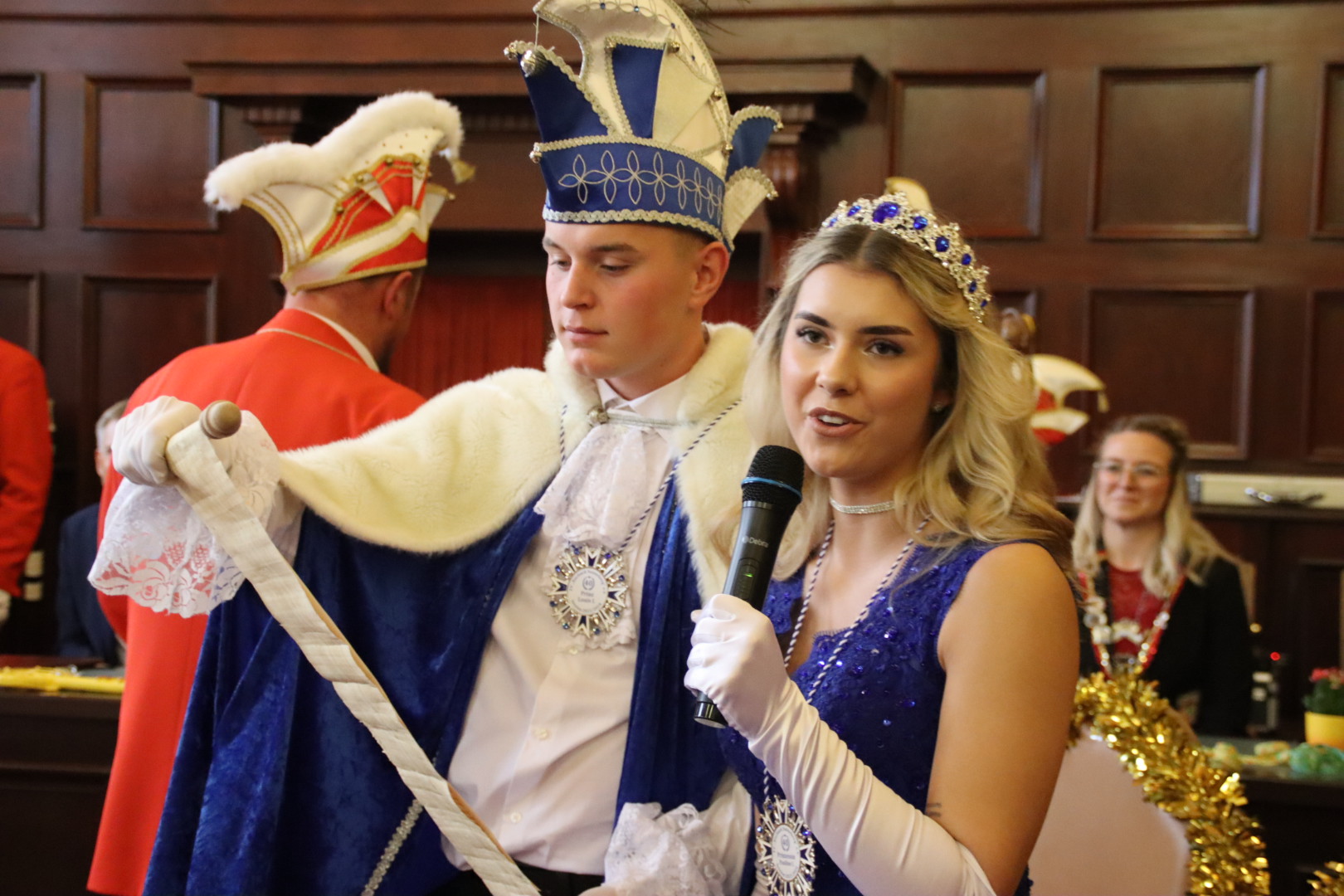 Das Prinzenpaar spricht in ein Mikrofon.