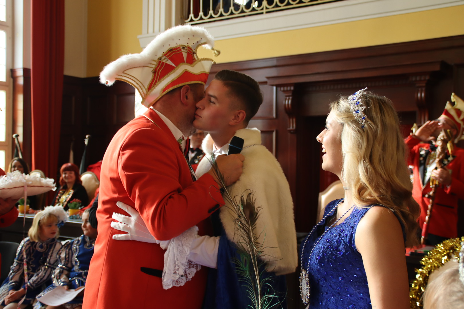 Ein Mitglied des Elferrats umarmt den Faschingsprinz.