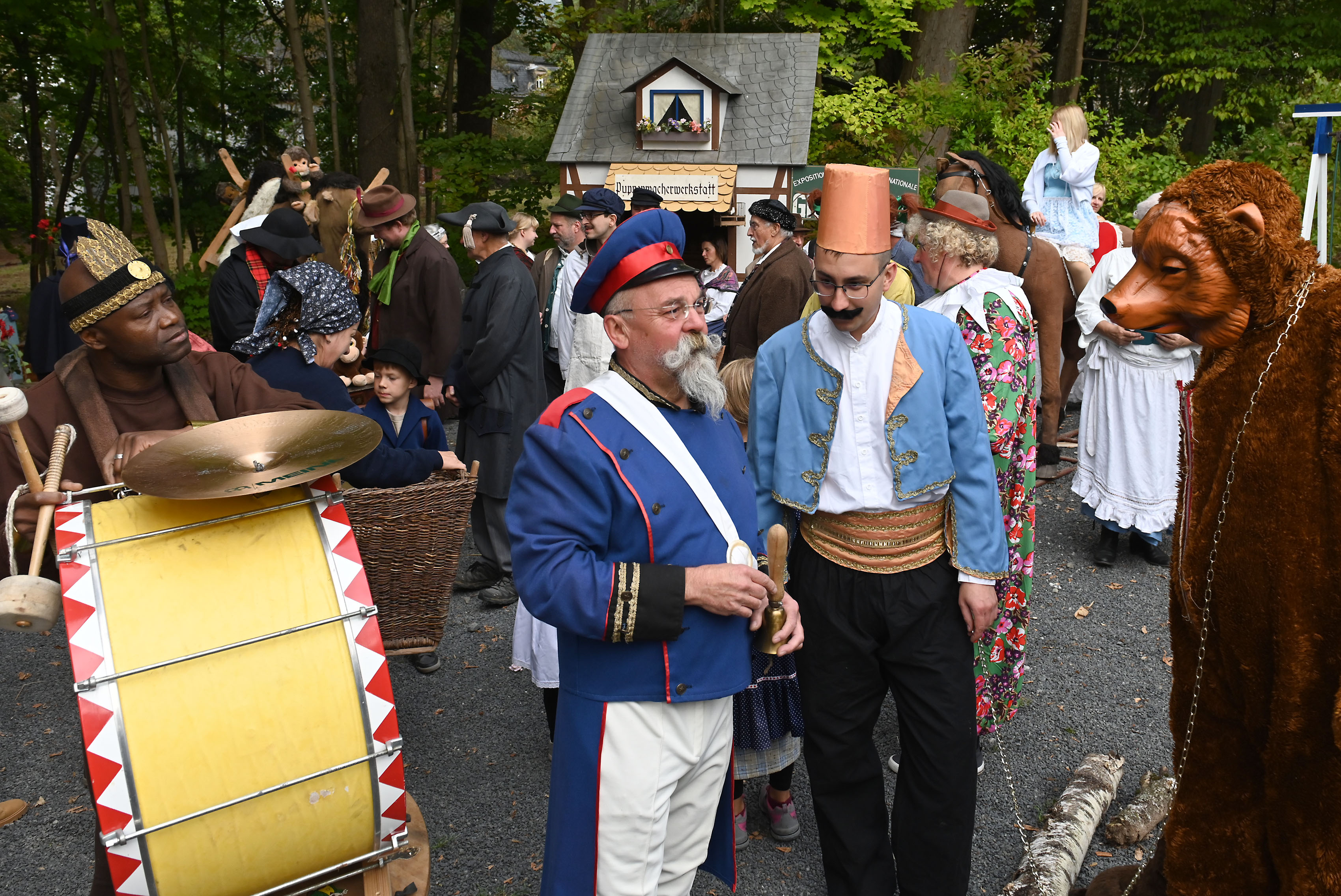 Menschen sind als alter Zirkus verkleidet.