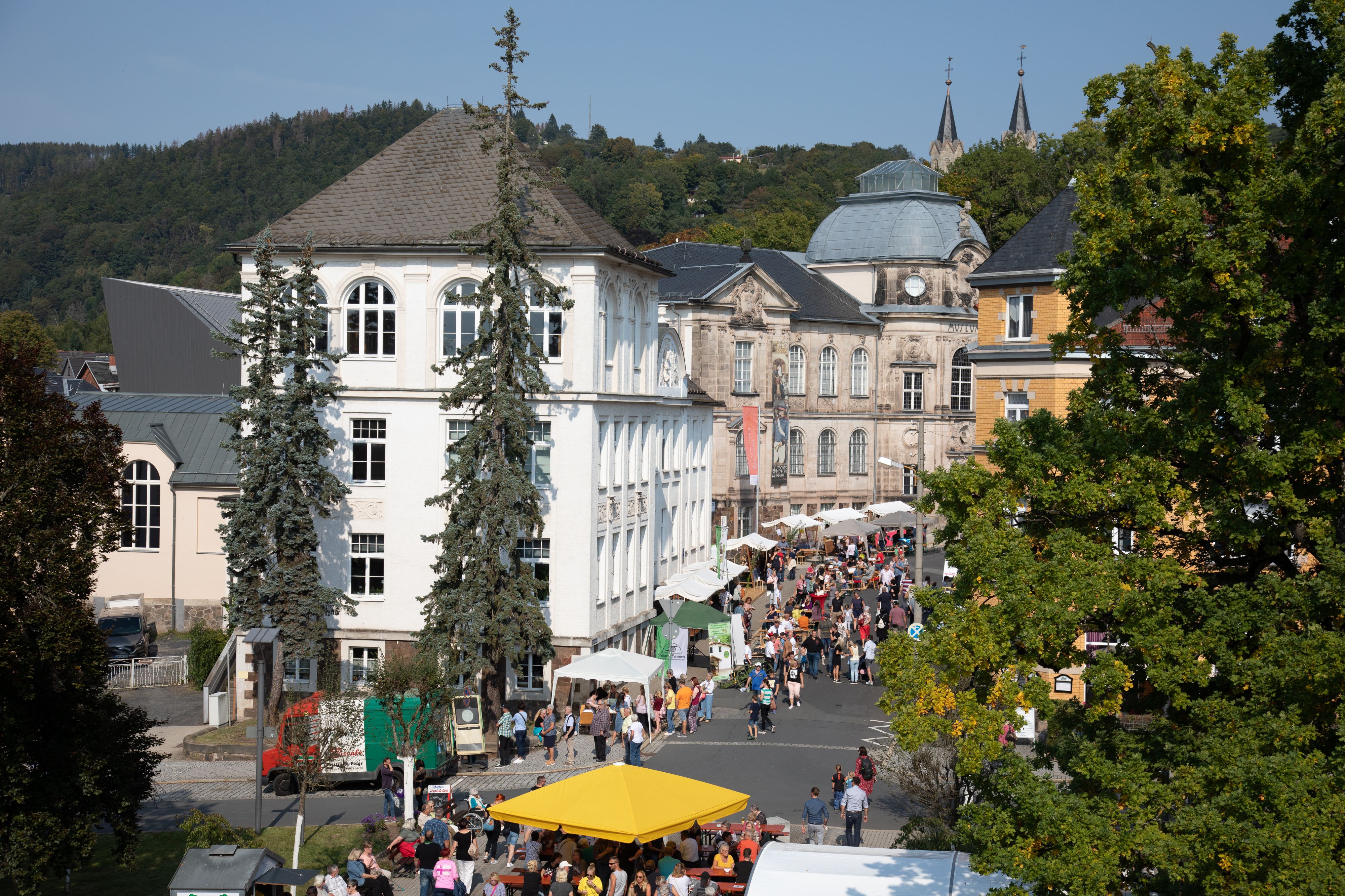 Menschen stehen vor dem Spielzeugmuseum Sonneberg an Verkaufsständen.
