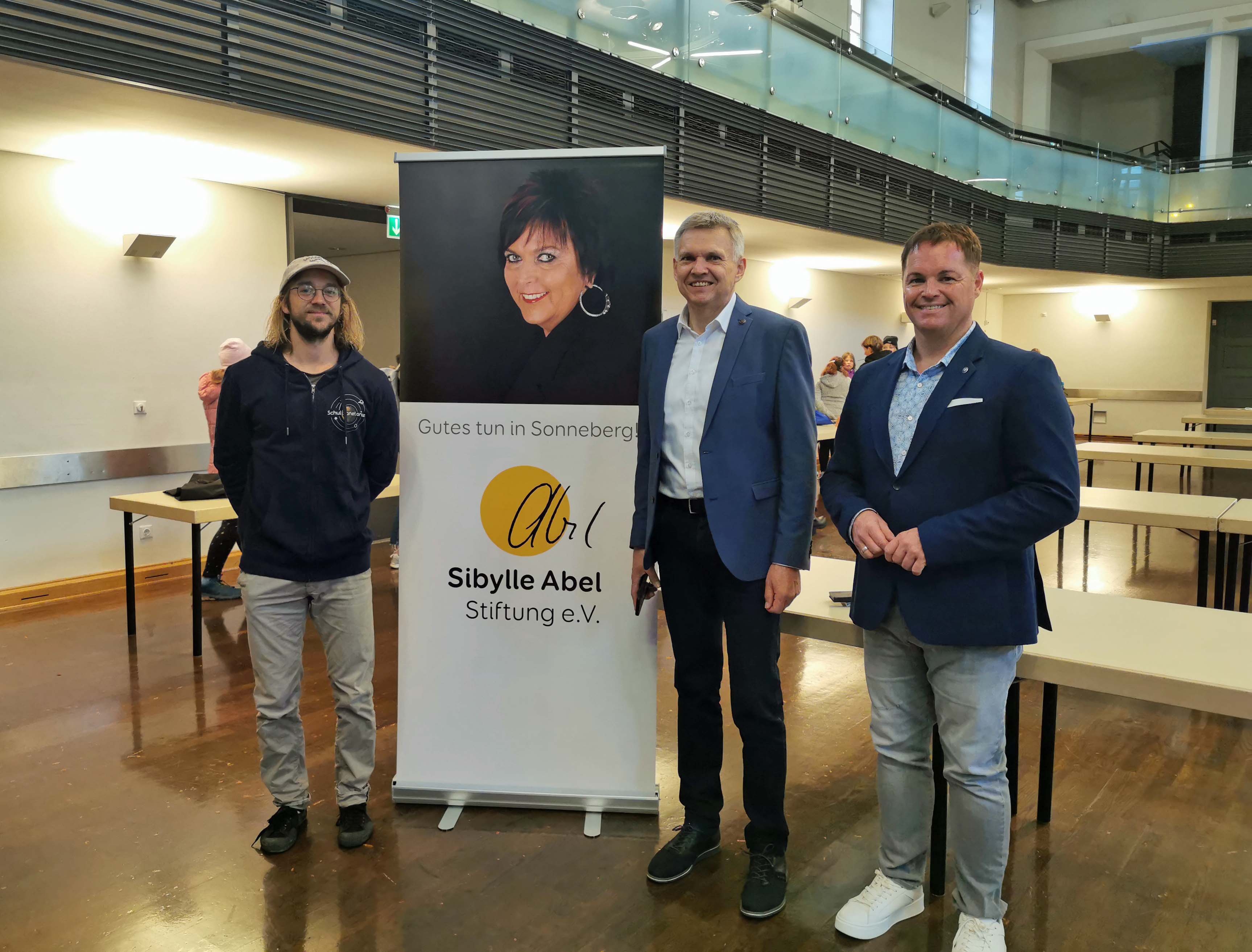 Drei Männer stehen nebeneinander.