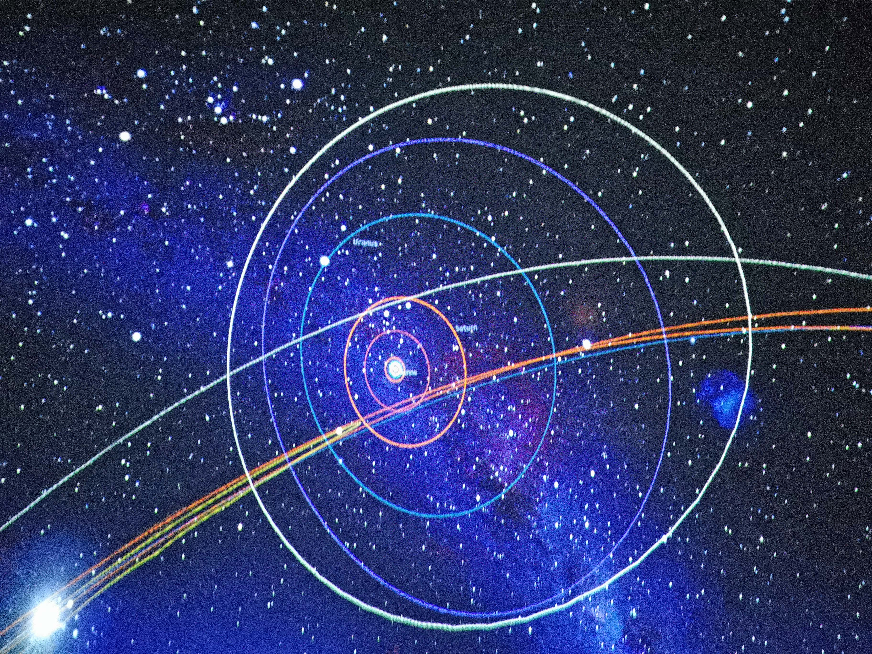 Planetenlaufbahnen am Nachthimmel.