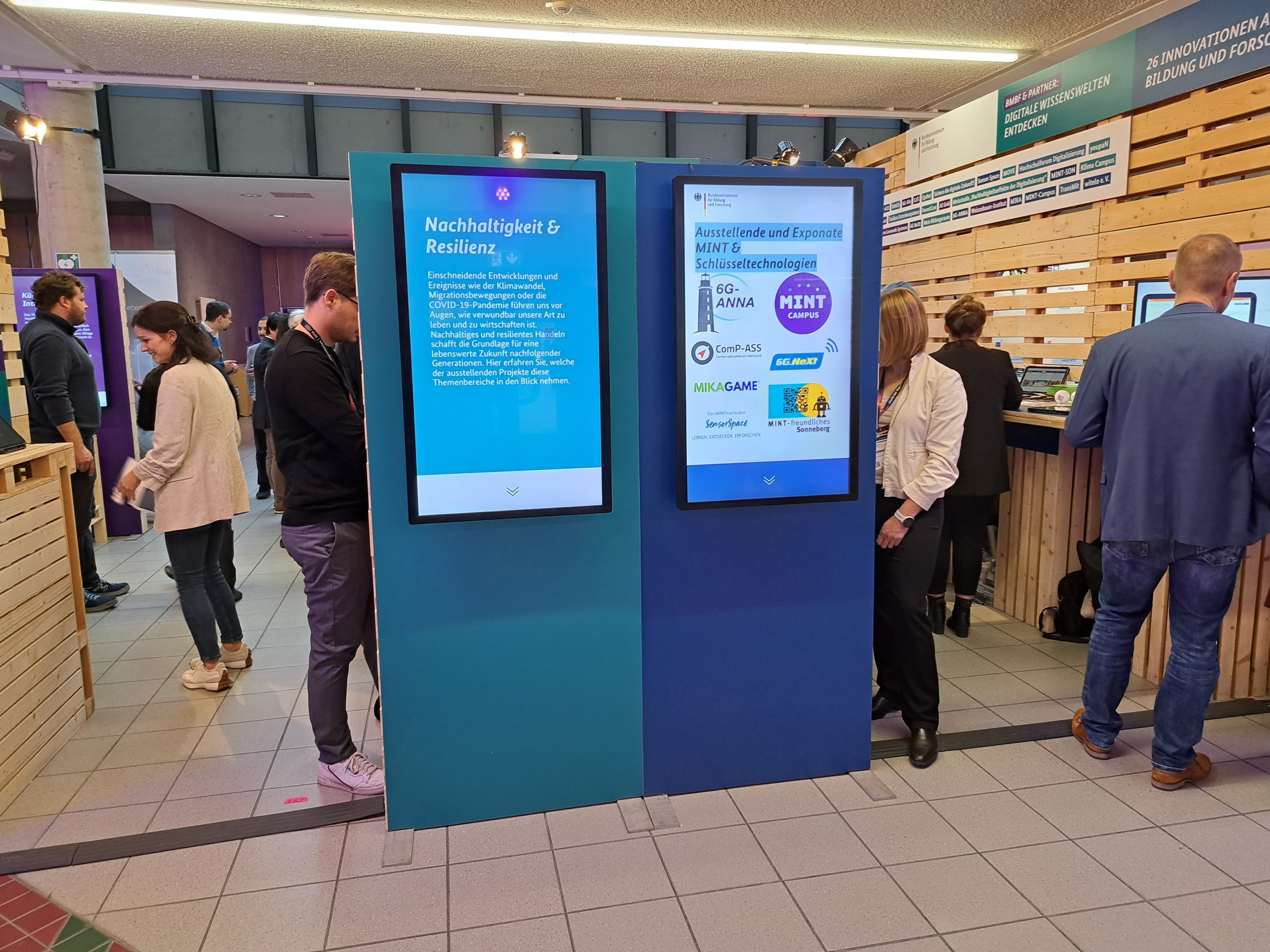 Zwei Info-Monitore auf einer Messe.