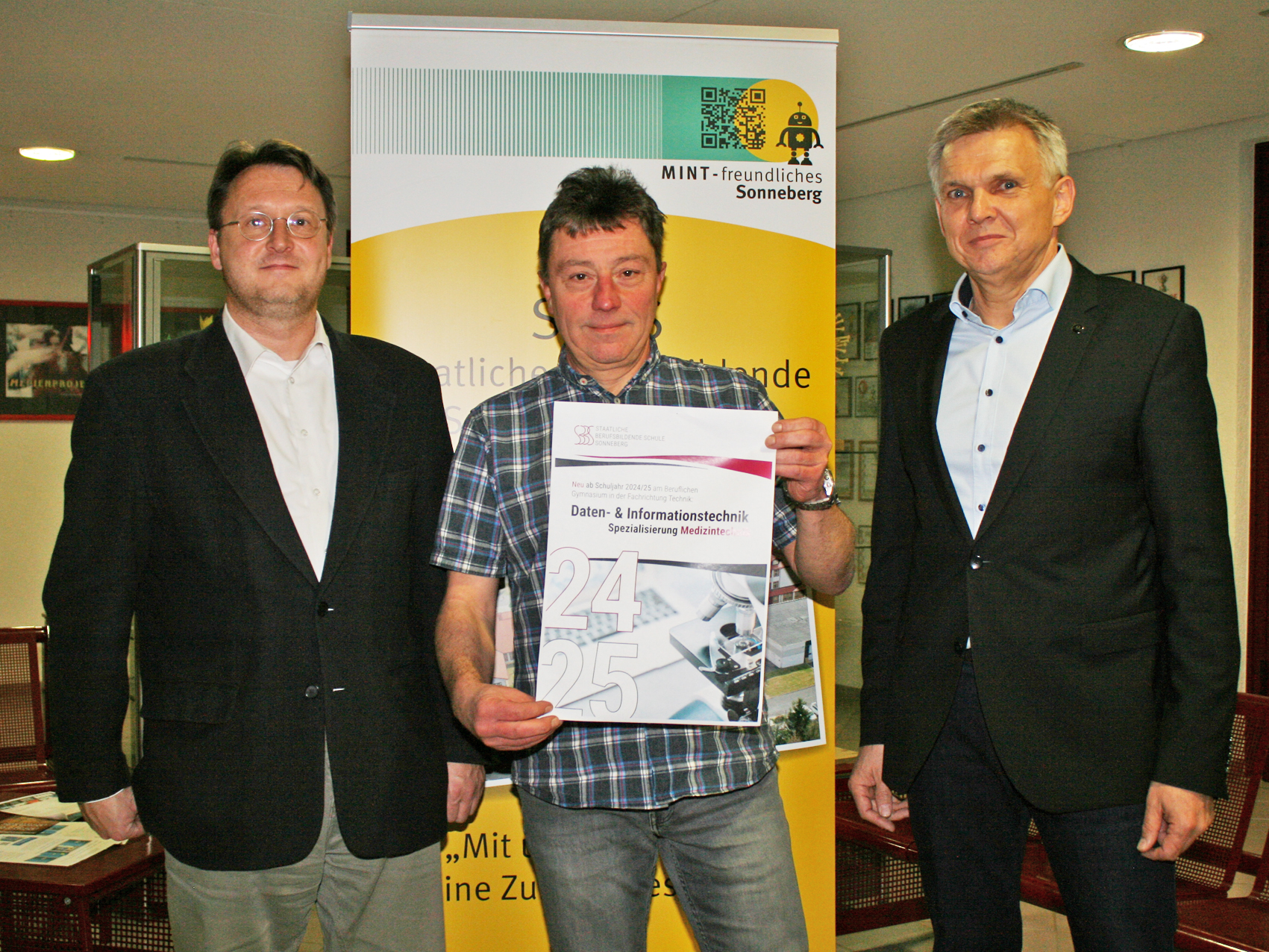 Drei Männer stehen nebeneinander.